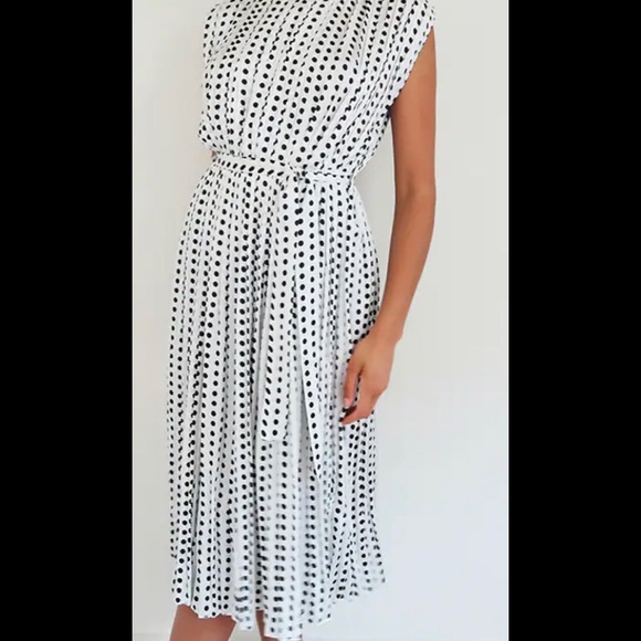 PrettyLittleThing Dresses & Skirts - Pleated sleeveless swing dress